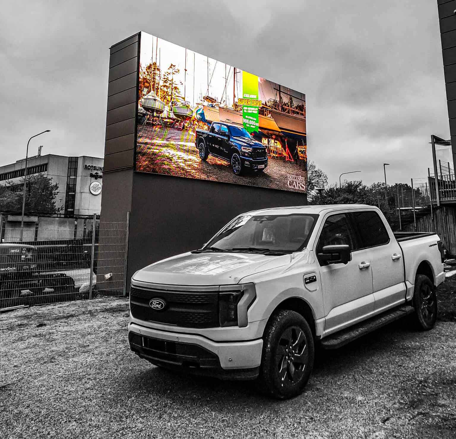 Exclusive Cars storbildsskärm levererat av Linson