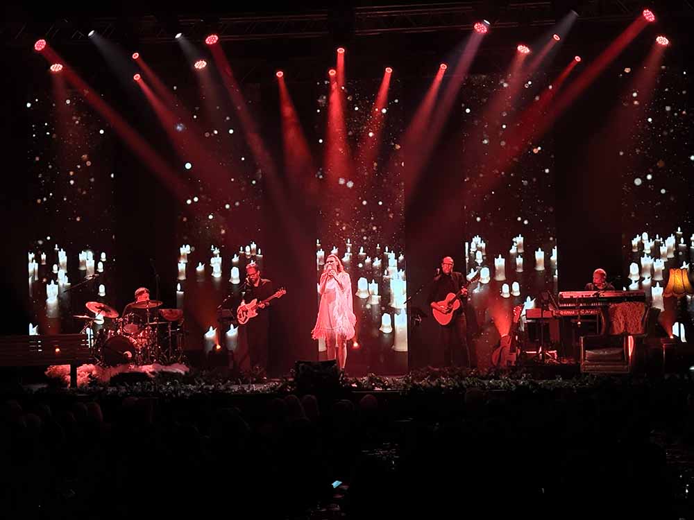 Sanna och Robin Julshow med skärm på scenen av LinSon